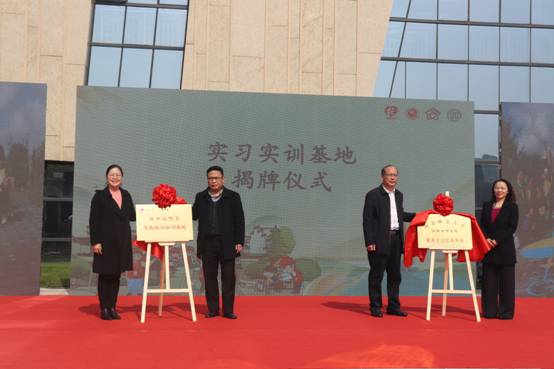 与江苏省人民医院共建实习实训基地.jpg 与江苏省人民医院共建实习实训基地.jpg