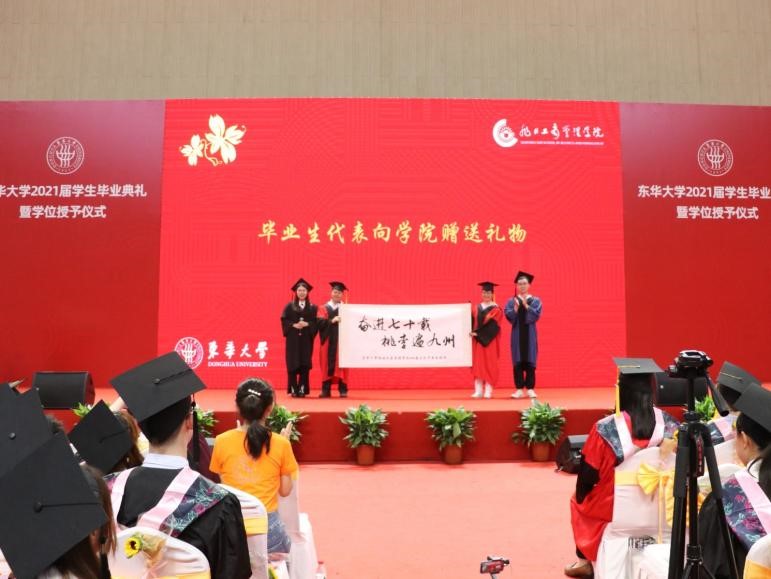 毕业生向澳門漁人码头
赠送礼物01