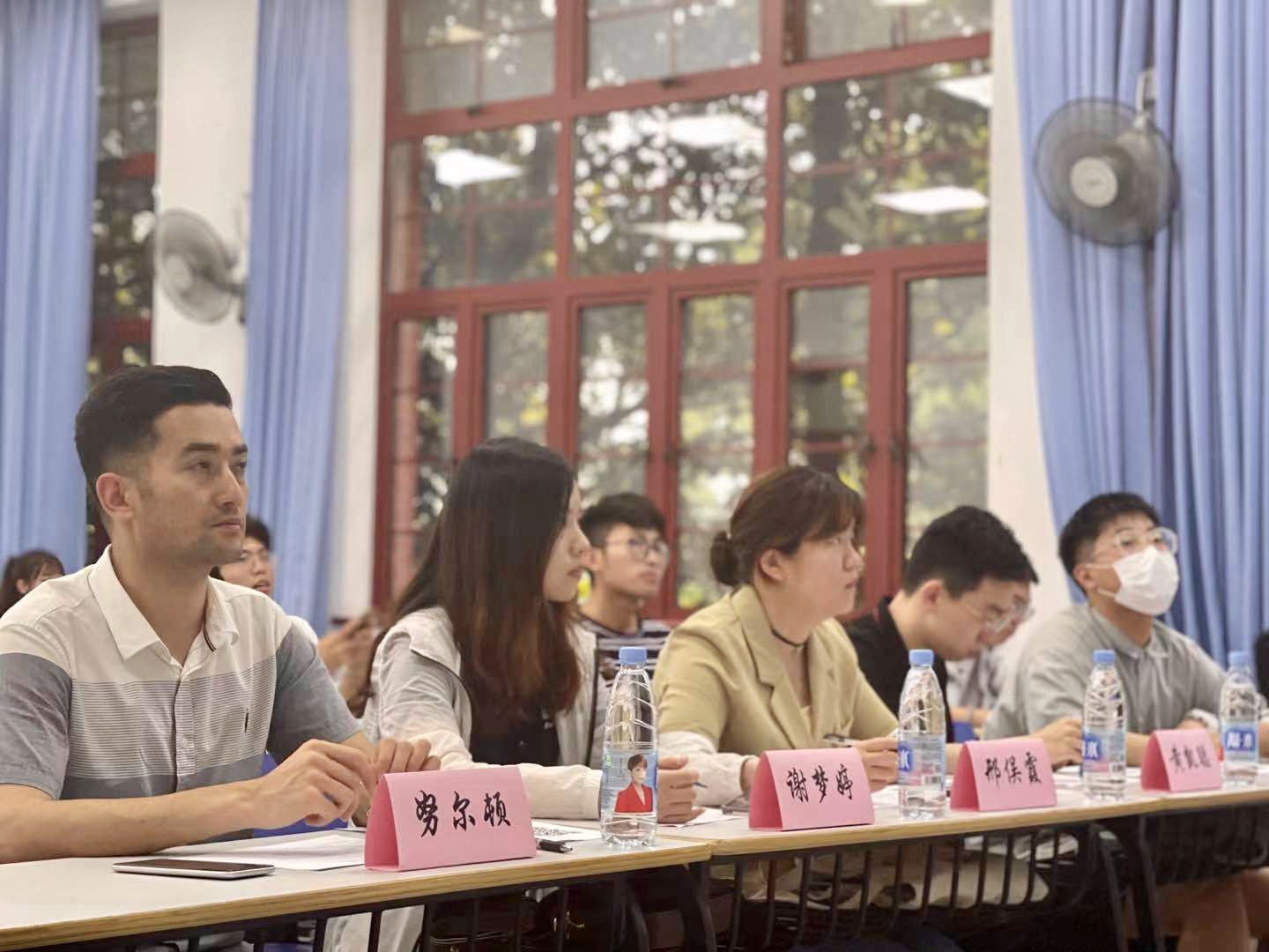 一群小孩坐在桌子前 描述已自动生成